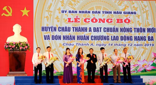 Đại diện huyện Châu Thành A tặng hoa cám ơn các Mạnh thường quân có đóng góp trong xây dựng NTM.