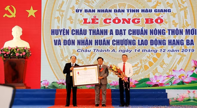 Ông Lữ Văn Hùng, Bí thư Tỉnh uỷ Hậu Giang trao Huân chương Lao động hạng Ba của Chủ tịch nước cho đại diện huyện Châu Thành A.