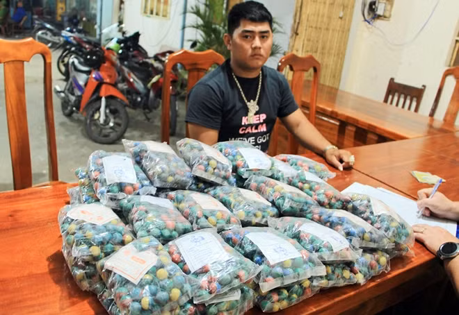 Đối tượng Khoa cùng tang vật.