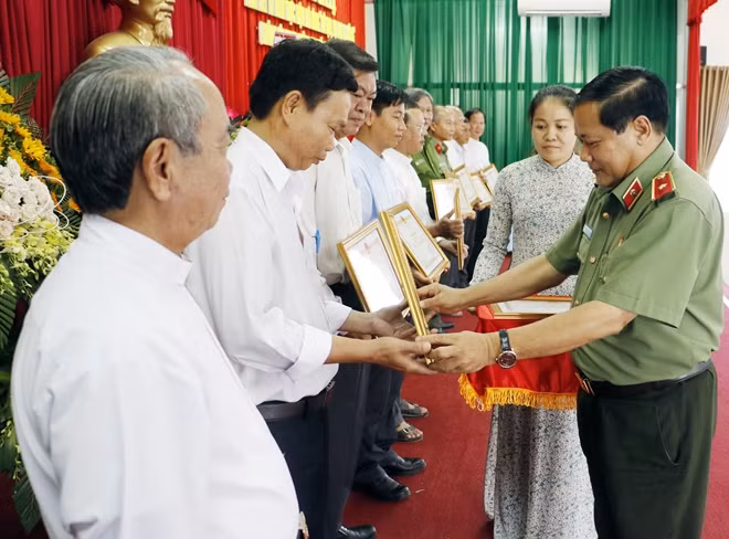 Thiếu tướng Nguyễn Văn Thuận trao bằng khen của Bộ Công an cho các tập thể, cá nhân.