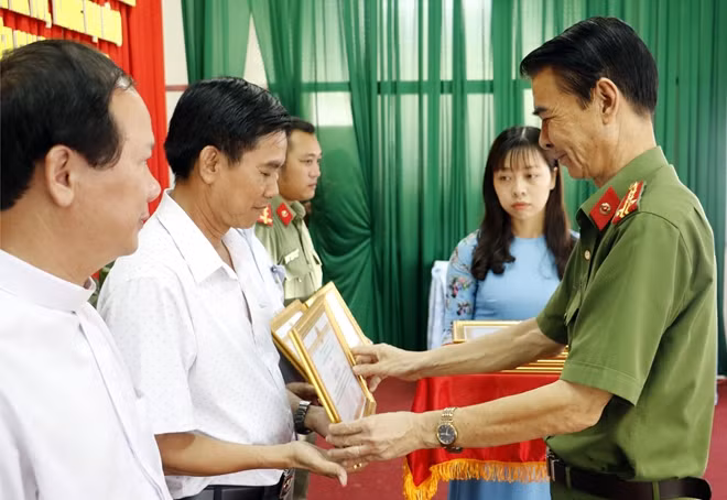Đại tá Vũ Văn Tảo - Phó Giám đốc Công an TP Cần Thơ trao tặng giấy khen cho các tập thể, cá nhân.