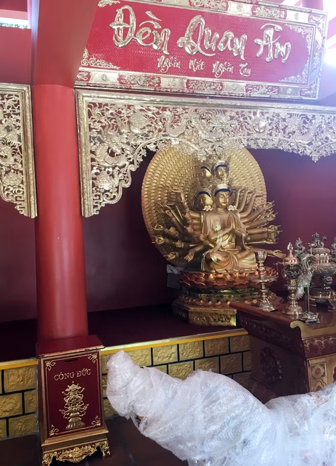 Các thùng công đức mà Công ty MGA Việt Nam tự ý đặt để quyên góp tiền du khách thập phương dịp Tết Nguyên đán vừa qua.