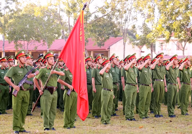 CBCS Trung đoàn CSCĐ Tây Nam Bộ thể hiện quyết tâm chấp hành nghiêm mệnh lệnh: “Tận tâm, tận lực, quyết chí, lập công”.