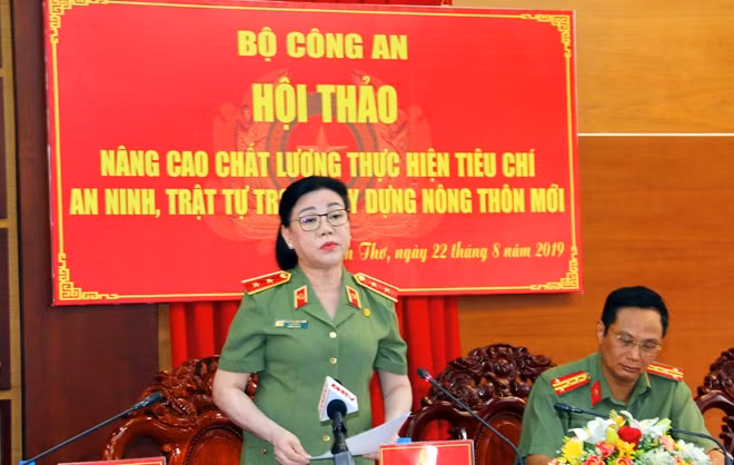 Trung tướng Trần Thị Ngọc Đẹp, Cục trưởng Cục Xây dựng toàn dân BVANTQ phát biểu tại Hội thảo.