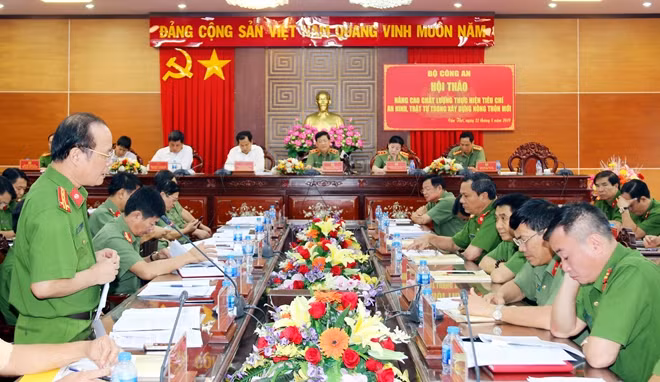 Các đại biểu tham dự Hội thảo phát biểu tham luận.
