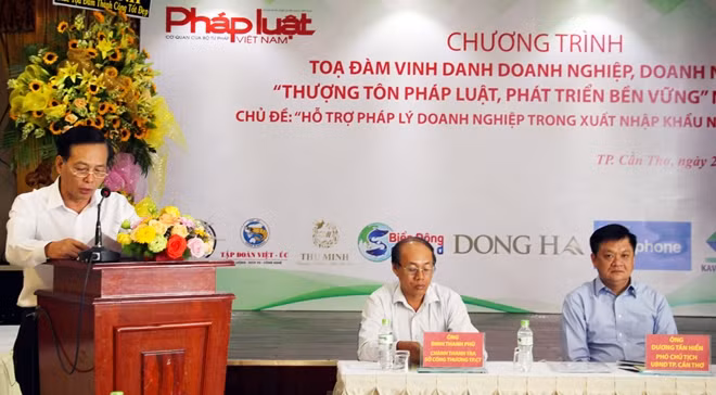 Ông Vũ Hoàng Diệp – Phó Tổng biên tập Báo Pháp luật Việt Nam phát biểu tại buổi tọa đàm.