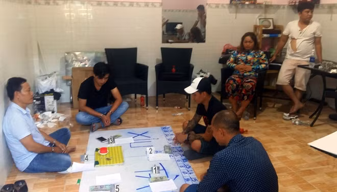 Các đối tượng và tang vật.