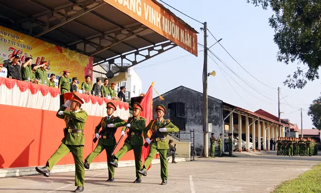 Duyệt đội ngũ tại phần thi điều lệnh.