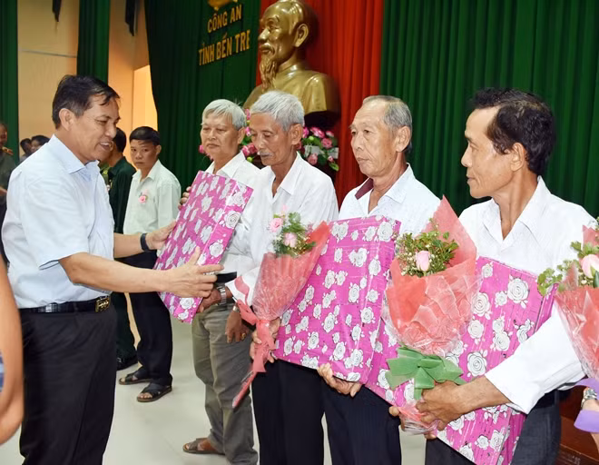 Chủ tịch UBND tỉnh Bến Tre Cao Văn Trọng tặng quà cho các cá nhân, tập thể có thành tích xuất sắc trong phong trào Toàn dân bảo vệ ANTQ.