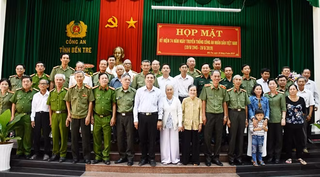 Các đại biểu dự họp mặt.