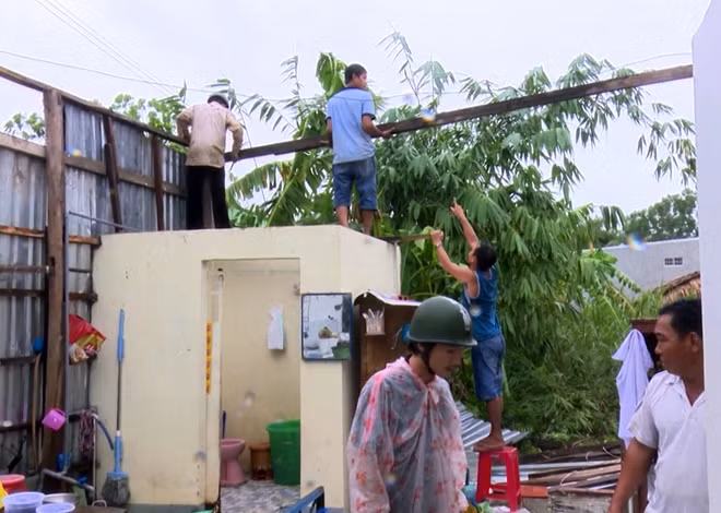 Lốc xoáy làm hư hại nhiều căn nhà trên địa bàn tỉnh Hậu Giang.