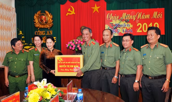 Chủ tịch Quốc hội Nguyễn Thị Kim Ngân động viên Ban Giám đốc, CBCS Công an tỉnh Bến Tre tiếp tục nỗ lực hoàn thành nhiệm vụ trong năm 2019.