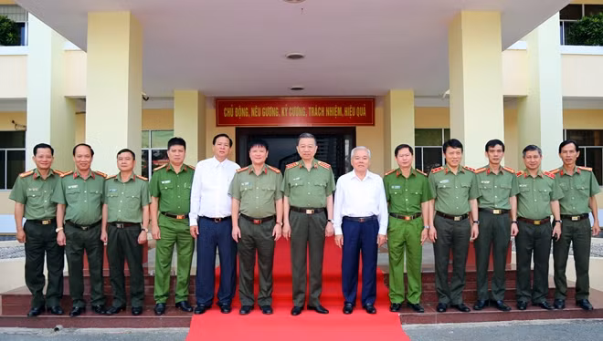 Bộ trưởng Tô Lâm và các đại biểu dự buổi làm việc.