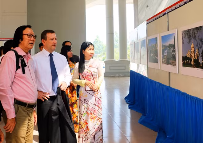 Các đại biểu tham quan triển lãm ảnh, chủ đề: "Việt Nam - Pháp".