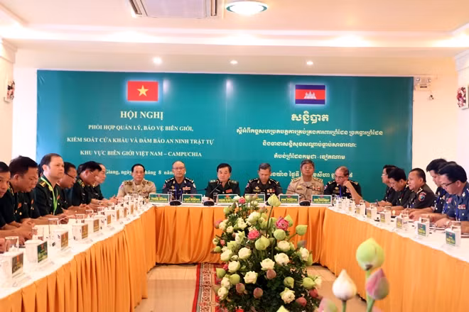 Các đại biểu tham dự Hội nghị phối hợp quản lý, bảo vệ biên giới, kiểm soát cửa khẩu và đảm bảo ANTT khu vực biên giới Việt Nam – Campuchia.