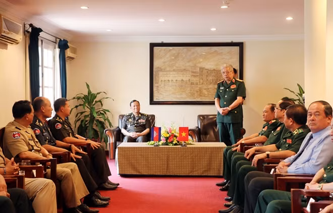Thượng tướng Nguyễn Chí Vịnh - Thứ trưởng Bộ Quốc phòng đón tiếp đoàn đại biểu Vương quốc Campuchia.
