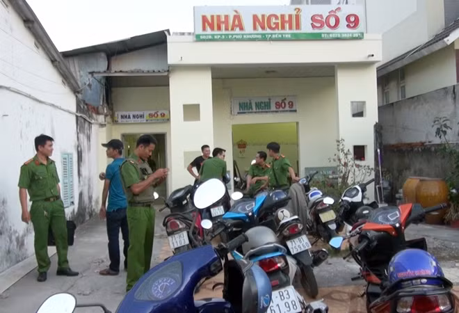 Lực lượng chức năng giải cứu hai con nợ bị nhóm đối tượng giam giữ.