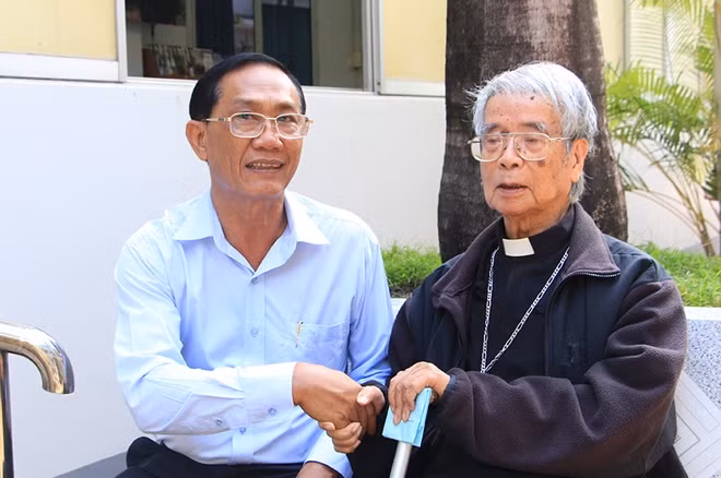 Thiếu tướng Bùi Bé Tư đến thăm hỏi sức khỏe ông Bùi Tuần, nguyên Giám mục Tòa Giám mục giáo phận Long Xuyên .