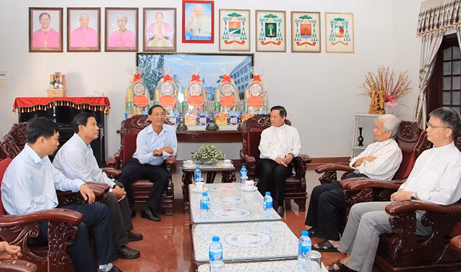 Thiếu tướng Bùi Bé Tư, Giám đốc Công an tỉnh An Giang thăm hỏi, chúc mừng các vị Giám mục, Linh mục và chức sắc tôn giáo tại Tòa Giám mục giáo phận Long Xuyên và Nhà thờ chánh tòa Long Xuyên.