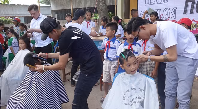 Câu lạc bộ hớt tóc tình nguyện hớt tóc miễn phí cho các em học sinh.