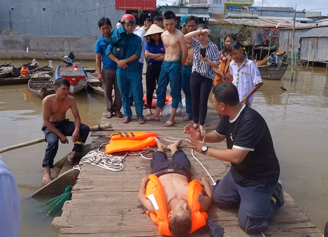 Lực lượng Cảnh sát PCCC và CHCN Công an tỉnh An Giang hướng dẫn kỹ thuật cứu hộ, cứu nạn và sơ cứu người bị tai nạn đuối nước.