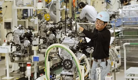 Công nhân làm việc trong nhà máy của Công ty Toyota Đông Nhật Bản. Công nhân làm việc trong nhà máy của Công ty Toyota Đông Nhật Bản.