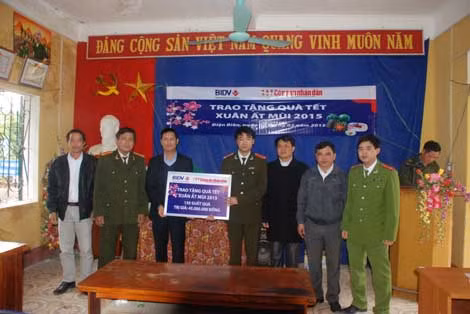 Đại diện lãnh đạo Công an tỉnh Điện Biên đón nhận 150 suất quà Tết cho người nghèo tỉnh Điện Biên do đại diện Báo CAND và Ngân hàng BIDV trao.