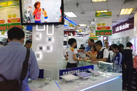 Khách hàng mua sắm ở Nguyễn Kim .