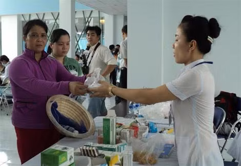 Các thanh niên công nhân được khám bệnh, cấp thuốc miễn phí trong chương trình ngày hội.
