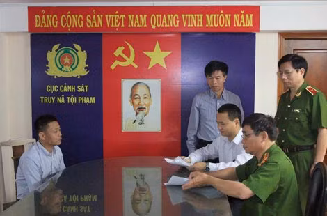 Đối tượng trốn truy nã người Trung Quốc đang khai báo với cơ quan chức năng Trung Quốc và Công an Việt Nam.