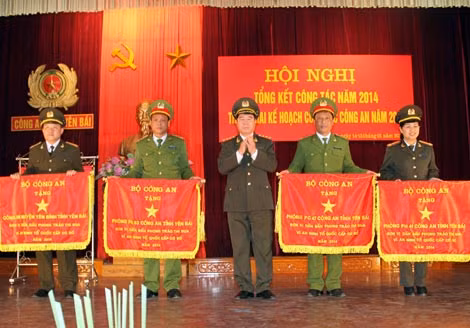 Thứ trưởng Lê Quý Vương và các đại biểu trao đổi kinh nghiệm công tác đấu tranh phòng chống tội phạm.