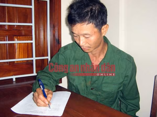 Đối tượng Vũ Văn Đản đang viết tường trình tại cơ quan Công an.