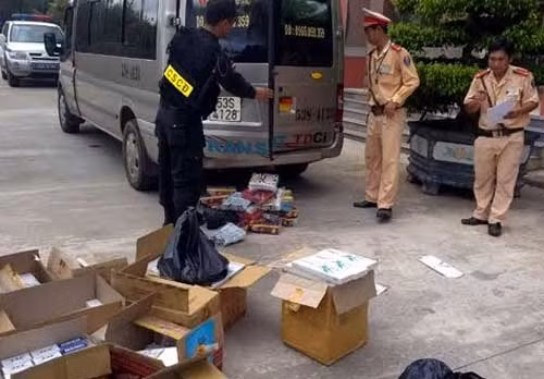 Chiếc xe chở hàng nhập lậu và tang vật (ảnh: Minh Mẫn). Chiếc xe chở hàng nhập lậu và tang vật (ảnh: Minh Mẫn).