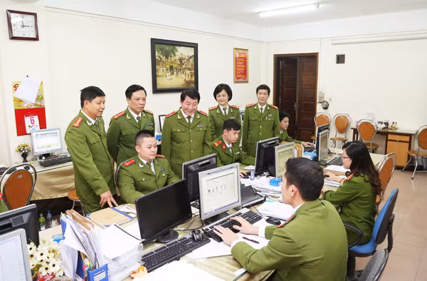 Lãnh đạo Cục Hồ sơ nghiệp vụ Cảnh sát kiểm tra công tác tập huấn nghiệp vụ của cán bộ, chiến sĩ. Lãnh đạo Cục Hồ sơ nghiệp vụ Cảnh sát kiểm tra công tác tập huấn nghiệp vụ của cán bộ, chiến sĩ.