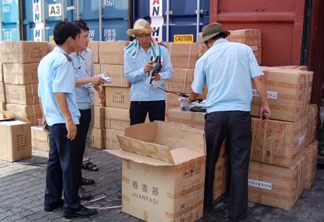 Hải quan kiểm tra hàng hóa nhập khẩu bằng biện pháp thủ công. Hải quan kiểm tra hàng hóa nhập khẩu bằng biện pháp thủ công.