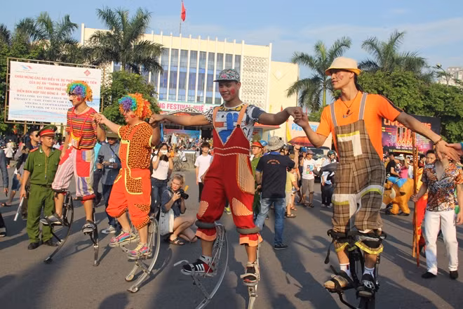 Đoàn xiếc trong nước tham gia biểu diễn trên đường phố Huế.