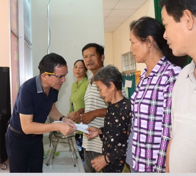 Ông Lâm Tấn Lợi, Giám đốc Công ty TNHH Võng xếp Duy Lợi, tặng quà đồng bào nghèo bị ảnh hưởng bởi hạn, mặn xã Long Đức.