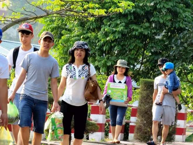 Bãi gửi xe chính tại khu 2 chật kín, nhà chức trách trưng dụng bãi đất trống của Dự án đảo Hoa Phượng (phường Vạn Hương) làm bãi trông xe tạm thời. Do vậy, nhiều khách phải cuốc bộ cả cây số mới tới bãi biển.