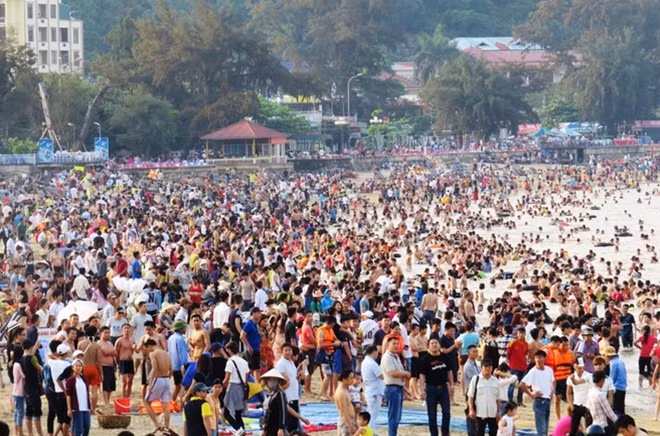 Ngày 30/4, người người từ khắp các tỉnh, thành phía Bắc và người dân thành phố Cảng đồ về các bãi biển thuộc khu du lịch Đồ Sơn.