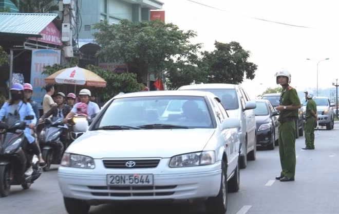 Lượng người và xe tăng đột biến khiến giao thông khu du lịch tắc nghẽn. Cảnh sát khu vực, CSGT làm việc hết công suất để điều tiết.
