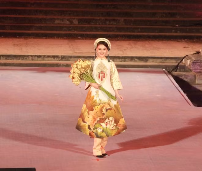 Bộ sưu tập áo dài mang phong cách cung đình.