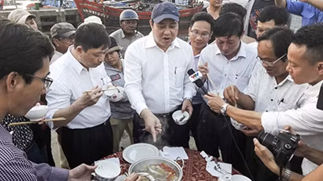 Ông Huỳnh Đức Thơ cùng lãnh đạo các Sở, ngành của TP Đà Nẵng ăn cá biển để trấn an người dân.