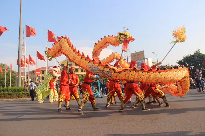 Đoàn Lân- Sư- Rồng mở màn chương trình biểu diễn lễ hội đường phố tại Festival Huế 2016.