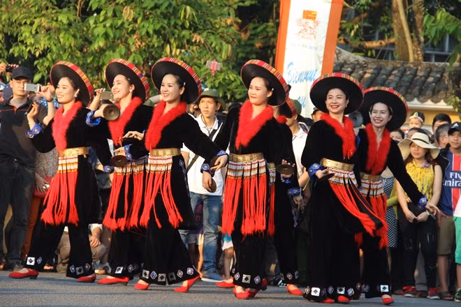 Và đoàn nhà hát Việt Bắc tham gia trình diễn tại lễ hội "Di sản và sắc màu văn hóa".