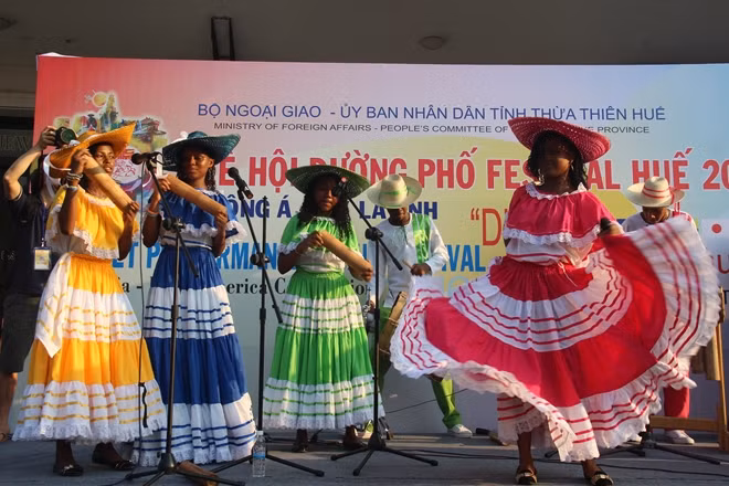 Các nghệ sĩ đến từ vùng đất Clombia gửi đến du khách tham dự lễ hội đường phố tại Festival Huế những ca khúc sôi động.