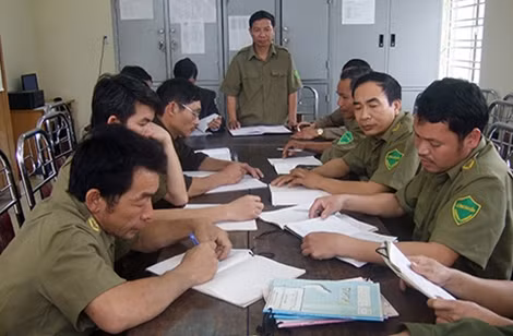 Đồng chí Nguyễn Mạnh Hùng (người đứng) trong một buổi giao ban Công an xã Đại Minh.