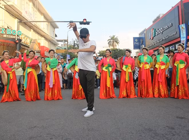 Biểu diễn hiphop trên đường phố.
