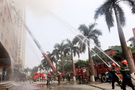 Lực lượng Cảnh sát PCCC diễn tập phương án chữa cháy tại một chung cư cao tầng. Ảnh: Đức Anh.