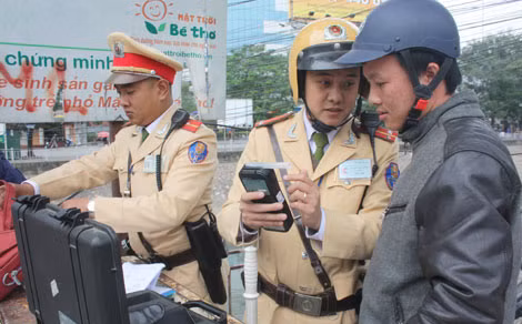 CSGT hướng dẫn người dân trước khi kiểm tra nồng độ cồn.