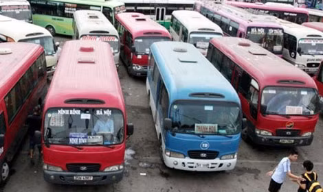 Nhiều DN vận tải ở Hà Nội vẫn không chịu giảm giá cước.